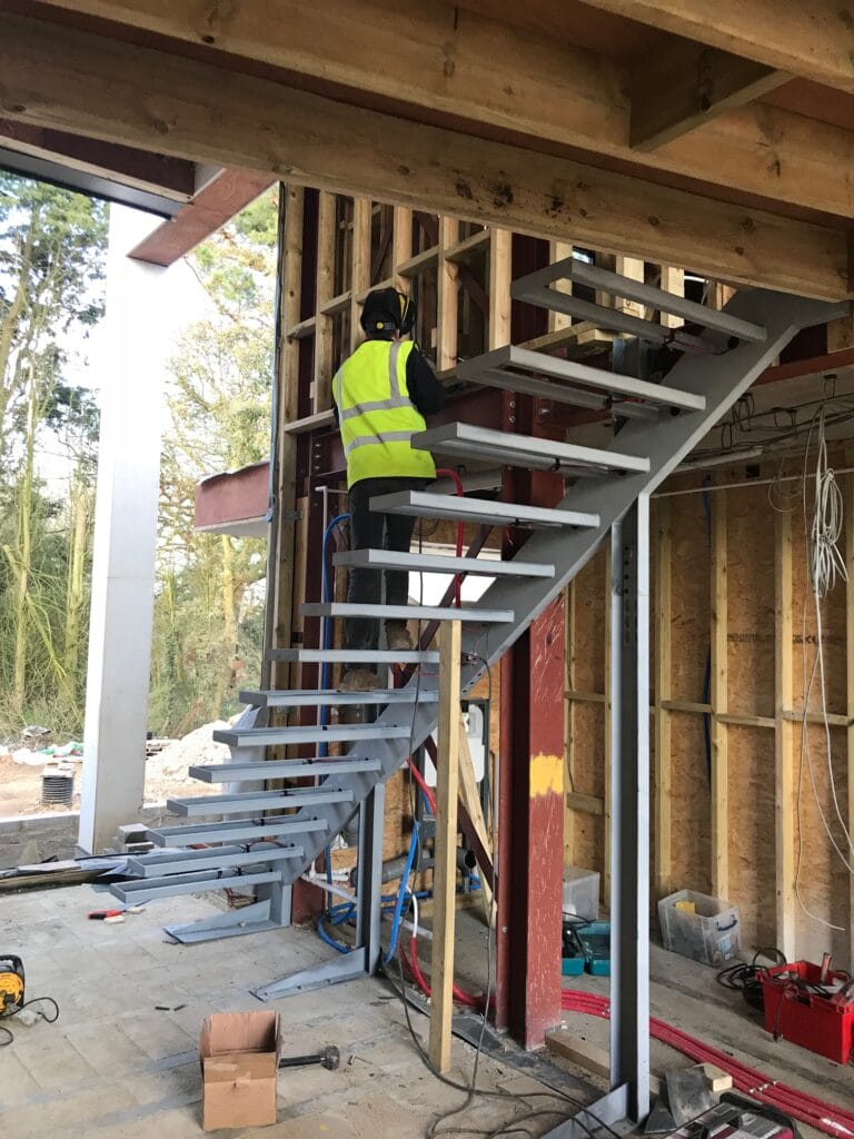 Welding of a cantilevered floating staircase steel structure